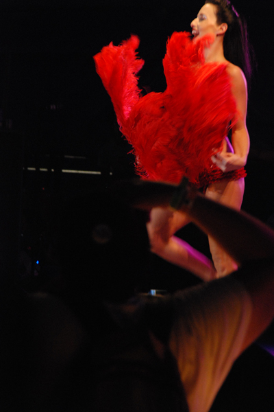 fleur_de_tease_redfeathers400